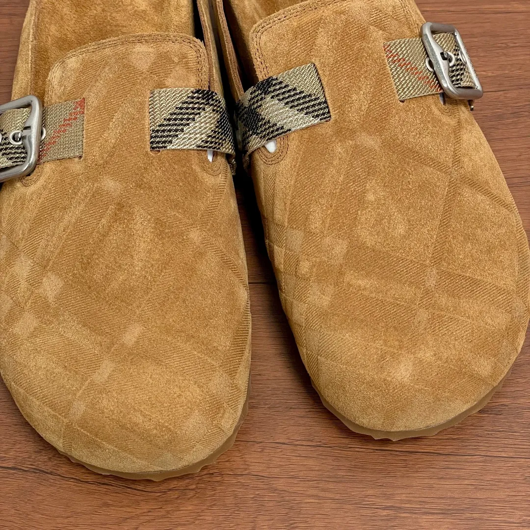 Men's Men's Shoes 💰360 [New Style] 🐝🐝Burberry New Burberry - Men's Checked Leather Urchin Half-Flop Sandal Made of soft suede cowhide and calfskin, these half-flop sandals feature an adjustable B-shaped buckle strap and are decorated with the signature sand-colored Burberry check in jacquard worsted. The upper wraps around the midsole and is paired with a sole made of the same upper material with an embossed logo on the heel and a wavy rubber outsole embellished with the Burberry lettering. Fashionable and casual! Comes with full set of original packaging dust bag! Code number: 39-40-41-42-43-44 standard code (38/45 can be customized and returns and exchanges are not supported)